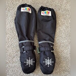 Kids L-Bow Black Snowflake Mittens